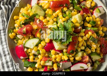 Gesunder hausgemachter, süßer Mais-Salat mit Tomaten und Gurke Stockfoto