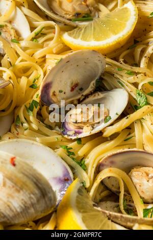 Hausgemachte gesunde Linguini und Muscheln mit Sauce und Petersilie Stockfoto