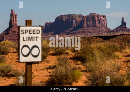 Geschwindigkeitsbegrenzung unendlich mit Monument Valley Mesas im Hintergrund Stockfoto