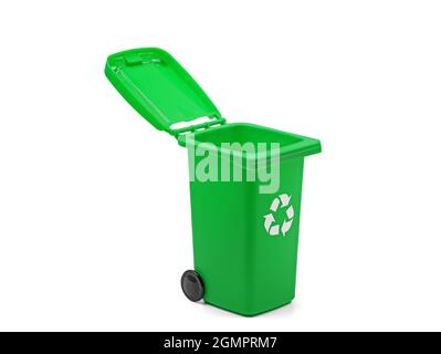 Grüner, halb geöffneter Papierkorb auf weißem Hintergrund isoliert Stockfoto