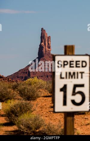 Geschwindigkeitsbegrenzung unendlich mit Monument Valley Mesas im Hintergrund Stockfoto