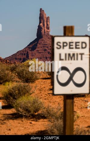 Unendliches Tempolimit mit mesa im Hintergrund Stockfoto