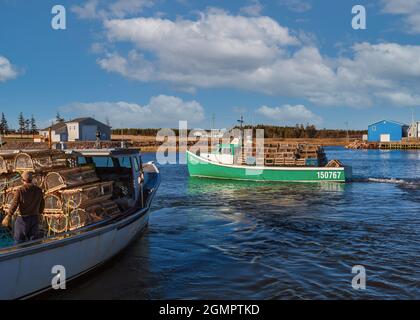 Lobster Boote schleppen auf fallen am "Tag der Einstellung" in ländlichen Prince-Edward-Insel. Stockfoto