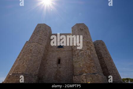 Castel del Monte ist eine Festung aus dem 13. Jahrhundert, die vom Kaiser des gleichnamigen Weilers der Gemeinde Andria, 17 km von der Stadt entfernt, in der Nähe der Burg erbaut wurde Stockfoto