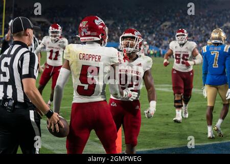 Fresno State Bulldogs, der breite Empfänger Jalen Cropper (5) und Ronnie Livers (20), feiern den Sieg bei einem NCAA-Fußball Stockfoto