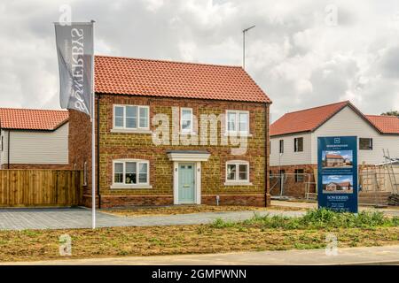 Neue Wohnungen von Windborough Homes zum Verkauf. Erbaut auf einem Grünfeld-Gelände im Norfolk-Dorf Ingoldisthorpe. Stockfoto