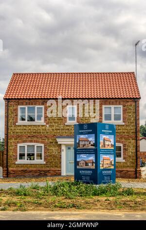 Neue freistehende Wohnungen von Windborough Homes zum Verkauf. Erbaut auf einem Grünfeld-Gelände im Norfolk-Dorf Ingoldisthorpe. Stockfoto