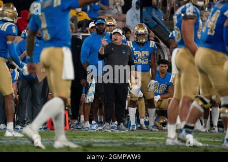 UCLA Bruins Cheftrainer Chip Kelly während eines NCAA-Fußballspiels gegen die Fresno State Bulldogs, Samstag, 18. September 2021, in Pasadena, Kalif. Fresno Stockfoto