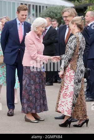 Prinzessin Alexandra (links) während des königlichen Besuchs der RHS Chelsea Flower Show im Royal Hospital Chelsea, London. Bilddatum: Montag, 20. September 2021. Stockfoto