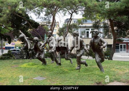 Kirkland, WA USA - ca. August 2021: Blick auf die Bronzeskulptur der Puddle Jumpers am Yachthafen in der Innenstadt von Kirkland. Stockfoto