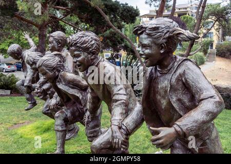 Kirkland, WA USA - ca. August 2021: Blick auf die Bronzeskulptur der Puddle Jumpers am Yachthafen in der Innenstadt von Kirkland. Stockfoto