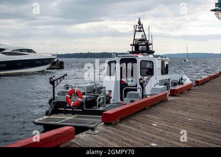 Kirkland, WA USA - ca. August 2021: Blick auf das King County Sheriff Marine Rescue Boot, das am Dock geparkt ist. Stockfoto