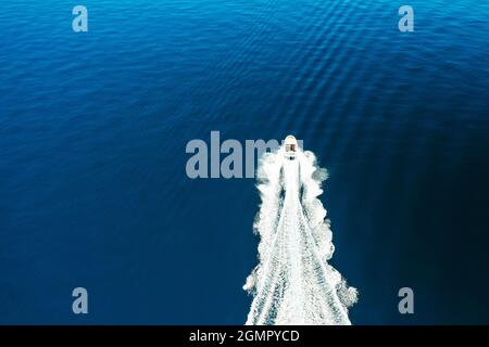 Blick von oben auf das Boot oder die weißen Jachtsegeln auf dem blauen Wasser der Adria Stockfoto