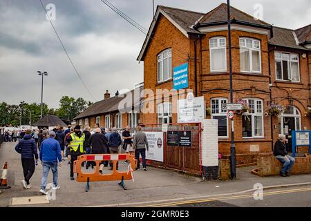 Fans des Fußballspiels zwischen Maidenhead United und Torquay United am 4. September 2021 Stockfoto