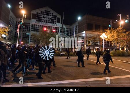 Bellevue, USA. Okt. 2020. Am frühen Abend marschierten die BLM-Demonstranten in der Innenstadt von Bellevue ein. Stockfoto