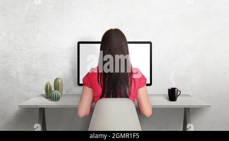 Mädchen arbeitet am Computer auf dem Schreibtisch. Isolierter Bildschirm für Design-Promotion-Mockup. Konzept von Technologie und Geschäft. Arbeiten Sie von zu Hause aus und bei der Arbeit Stockfoto