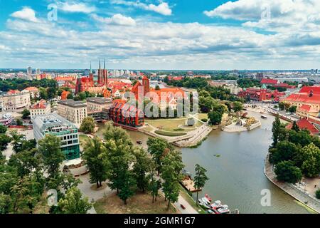 Panorama der Stadt Breslau mit bunten Dächern. Straße von Breslau, Luftaufnahme Stockfoto