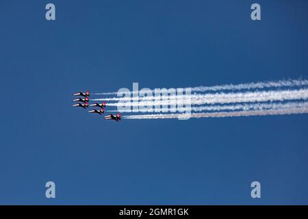 Istanbul, Türkei. September 2021. Vor dem Turkish Stars, Aviation, Space and Technology Festival (TEKNOFEST) führte das Kunstflugteam der türkischen Luftwaffe einen Anrede-Flug über den Bosporus durch. Kredit: SOPA Images Limited/Alamy Live Nachrichten Stockfoto