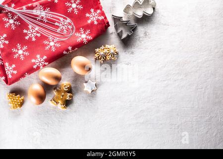 Weihnachtsbacken, Lebkuchengebäck, Honig, Zimt und Keksausstecher - Platz zum Kopieren. Stockfoto