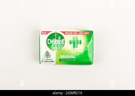 Neu Delhi, Indien - 22. November 2020 :- Dettol Seife auf weißem Hintergrund Stockfoto