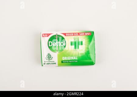 Neu Delhi, Indien - 22. November 2020 :- Dettol Seife auf weißem Hintergrund Stockfoto