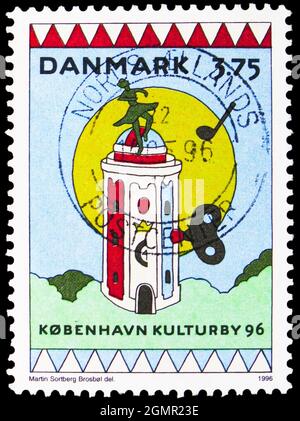 MOSKAU, RUSSLAND - 31. JULI 2021: Die in Dänemark gedruckte Briefmarke zeigt die Serie Round Tower, Kopenhagen, Kulturhauptstadt Europas, um 1996 Stockfoto