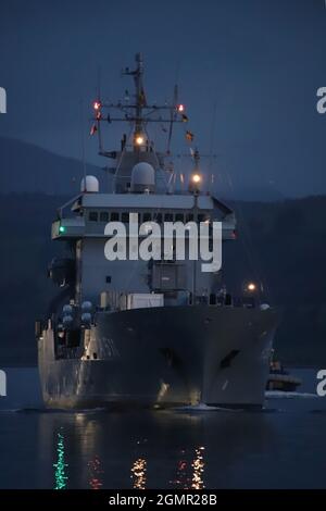 FGS Elbe (A511), eine von der deutschen Marine betriebene Nachschubausschreibung der Elbe-Klasse, die Greenock vor der Teilnahme an den militärischen Übungen Dynamic Mariner 2021 und Joint Warrior 21-2 passiert. Stockfoto