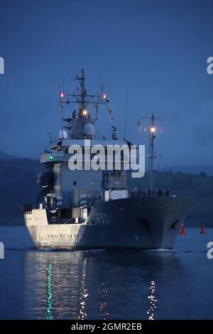 FGS Elbe (A511), eine von der deutschen Marine betriebene Nachschubausschreibung der Elbe-Klasse, die Greenock vor der Teilnahme an den militärischen Übungen Dynamic Mariner 2021 und Joint Warrior 21-2 passiert. Stockfoto