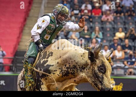 Newark, Usa. September 2021. Andrew Alvidrez reitet auf Satans Samen während des Professional Bull Riders 2021 Unleash the Beast Events im Prudential Center in Newark. Kredit: SOPA Images Limited/Alamy Live Nachrichten Stockfoto