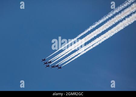 Istanbul, Türkei. September 2021. Vor dem Turkish Stars, Aviation, Space and Technology Festival (TEKNOFEST) führte das Kunstflugteam der türkischen Luftwaffe einen Anrede-Flug über den Bosporus durch. (Foto von Onur Dogman/SOPA Images/Sipa USA) Quelle: SIPA USA/Alamy Live News Stockfoto