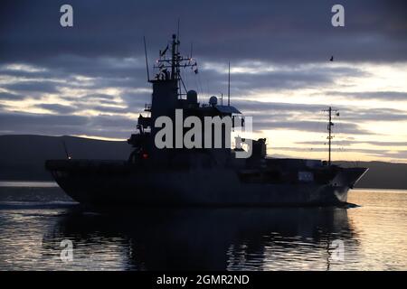 FGS Elbe (A511), eine von der deutschen Marine betriebene Nachschubausschreibung der Elbe-Klasse, die Greenock vor der Teilnahme an den militärischen Übungen Dynamic Mariner 2021 und Joint Warrior 21-2 passiert. Stockfoto