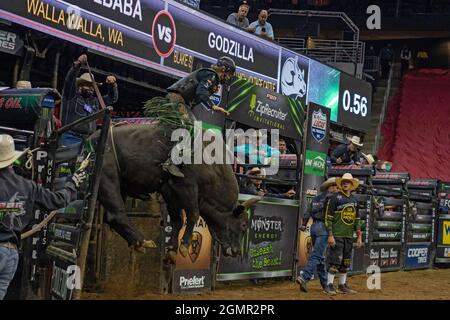 Newark, Usa. September 2021. Derek Kolbaba reitet Godzilla während des Professional Bull Riders 2021 Unleash the Beast Events im Prudential Center in Newark. (Foto von Ron Adar/SOPA Images/Sipa USA) Quelle: SIPA USA/Alamy Live News Stockfoto