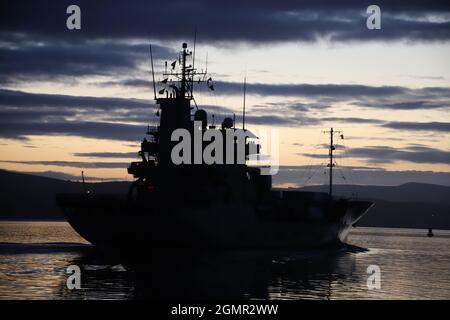 FGS Elbe (A511), eine von der deutschen Marine betriebene Nachschubausschreibung der Elbe-Klasse, die Greenock vor der Teilnahme an den militärischen Übungen Dynamic Mariner 2021 und Joint Warrior 21-2 passiert. Stockfoto