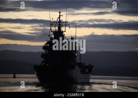 FGS Elbe (A511), eine von der deutschen Marine betriebene Nachschubausschreibung der Elbe-Klasse, die Greenock vor der Teilnahme an den militärischen Übungen Dynamic Mariner 2021 und Joint Warrior 21-2 passiert. Stockfoto