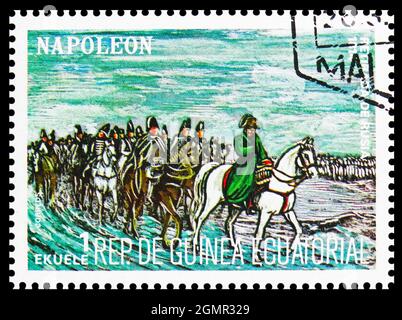 MOSKAU, RUSSLAND - 31. JULI 2021: Briefmarke gedruckt in Äquatorialguinea zeigt Retreat aus Russland, Napoleon Serie, um 1977 Stockfoto