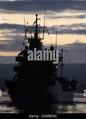 FGS Elbe (A511), eine von der deutschen Marine betriebene Nachschubausschreibung der Elbe-Klasse, die Greenock vor der Teilnahme an den militärischen Übungen Dynamic Mariner 2021 und Joint Warrior 21-2 passiert. Stockfoto