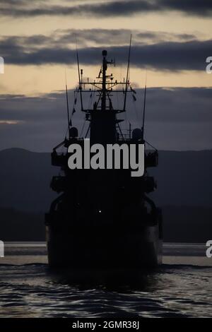 FGS Elbe (A511), eine von der deutschen Marine betriebene Nachschubausschreibung der Elbe-Klasse, die Greenock vor der Teilnahme an den militärischen Übungen Dynamic Mariner 2021 und Joint Warrior 21-2 passiert. Stockfoto