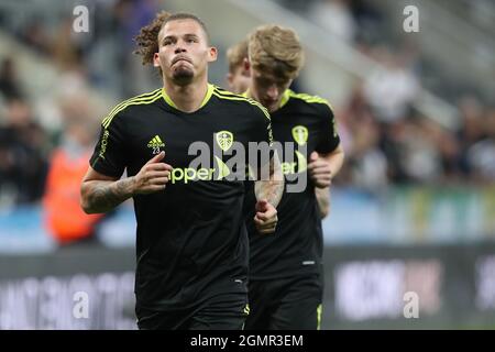 NEWCASTLE UPON TYNE. 17. SEPTEMBER Kalvin Phillips von Leeds United erwärmt sich während des Premier League-Spiels zwischen Newcastle United und Leeds United im St. James's Park, Newcastle, am Freitag, dem 17. September 2021. (Kredit: Mark Fletcher | MI News) Kredit: MI Nachrichten & Sport /Alamy Live News Stockfoto