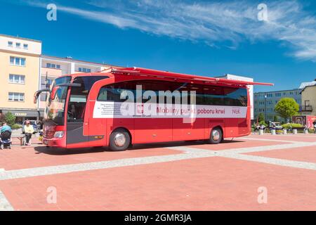 Bytow, Polen - 31. Mai 2021: Mobiler Blutspendepunkt. Stockfoto