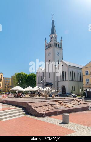 Bytow, Polen - 31. Mai 2021: Kirche der heiligen Katharina von Alexandria und des heiligen Johannes des Täufers im Sommer auf dem Marktplatz. Stockfoto
