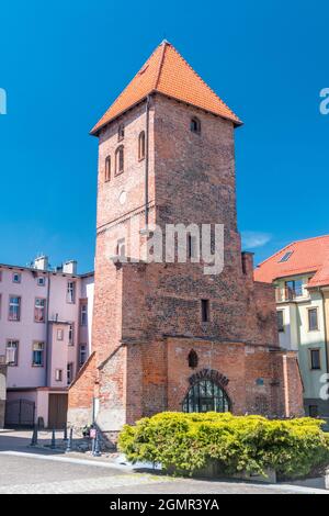 Bytow, Polen - 31. Mai 2021: Gotischer Turm im Stadtzentrum von Bytow, Polen. Stockfoto