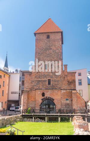 Bytow, Polen - 31. Mai 2021: Gotischer Turm im Stadtzentrum von Bytow. Stockfoto