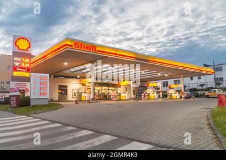 Zgorzelec, Polen - 2. Juni 2021: Shell-Tankstelle bei Sonnenaufgang. Royal Dutch Shell plc, allgemein bekannt als Shell, ist ein britisch-niederländischer multinationaler Konzern Stockfoto