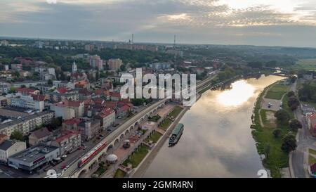 Gorzow Wielkopolski, Polen - 1. Juni 2021: Sonnenaufgang über dem Fluss Warta bei Gorzow Wielkopolski aus der Vogelperspektive. Stadt von der Drohne. Stockfoto