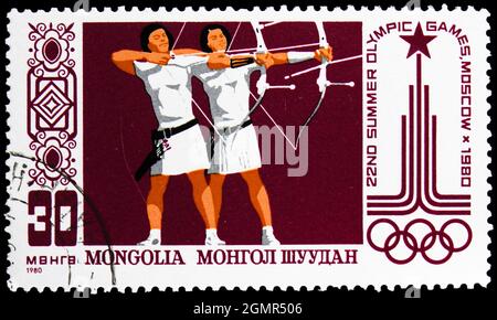 MOSKAU, RUSSLAND - 31. JULI 2021: Briefmarke gedruckt in der Mongolei zeigt Bogenschießen, Olympische Sommerspiele 1980 - Moskau Serie, um 1980 Stockfoto