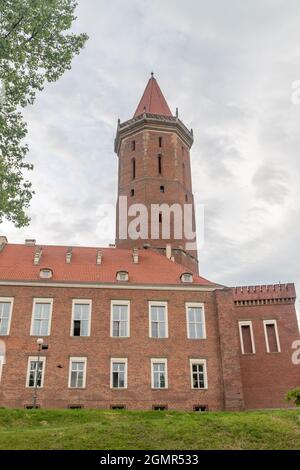 Turm der mittelalterlichen gotischen Piastenburg (Zamek Piastowski) in Legnica, Polen. Stockfoto