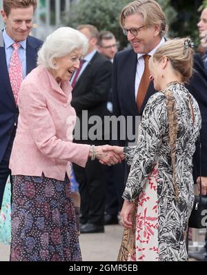 Prinzessin Alexandra (links) während des königlichen Besuchs der RHS Chelsea Flower Show im Royal Hospital Chelsea, London. Bilddatum: Montag, 20. September 2021. Stockfoto