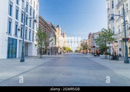 Lodz, Polen - 7. Juni 2021: Die Piotrkowska-Straße (polnisch: Ulica Piotrkowska), die Hauptverkehrsader von Lodz, Polen, ist eine der längsten Handelsstraßen Stockfoto