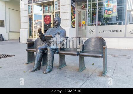 Lodz, Polen - 7. Juni 2021: Stefan-Jaracz-Denkmal in der Piotrkowska-Straße. Stockfoto