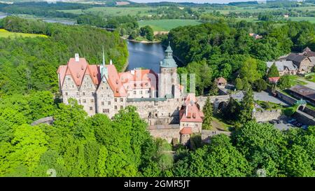 Luftaufnahme des geheimnisvollen mittelalterlichen Schlosses Czocha in der Woiwodschaft Niederschlesien im Südwesten Polens. Das Schloss befindet sich am See Leśnia, in der Nähe Stockfoto